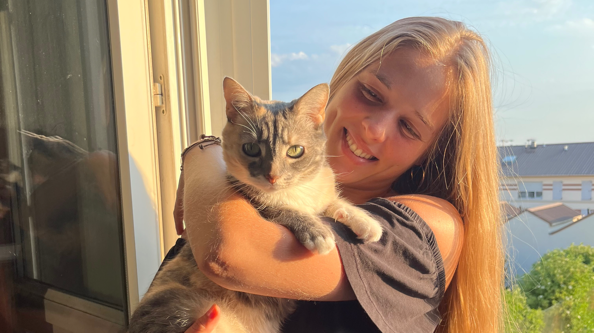 camille de camilkacom avec son chat 