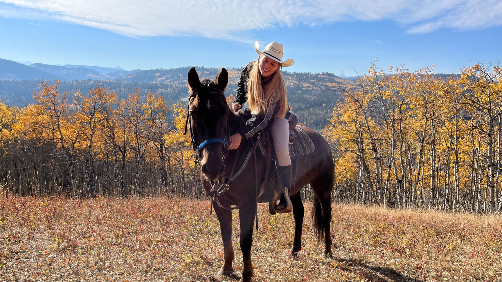 camille de camilkacom a cheval au canada avec vue panoramique automne et montagne