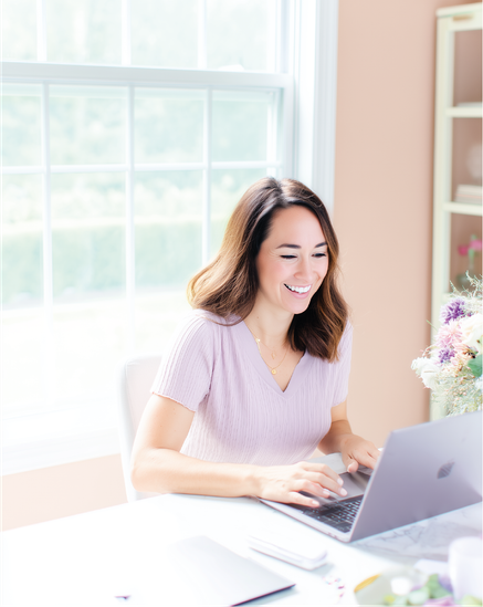 Terapeutka prowadzi konsultację z pacjentką w gabinecie, siedząc z laptopem.