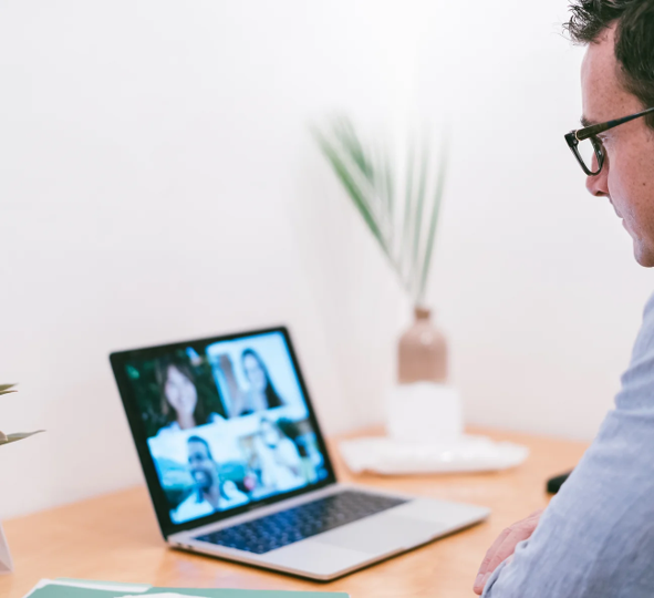 Persona viendo clase online por Zoom