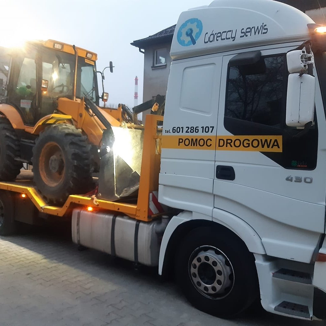 Laweta pomocy drogowej z maszyną budowlaną – Góreccy Serwis