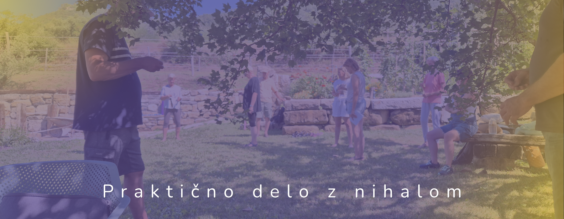 Skupina udeležencev na tečaju radiestezije v naravi
