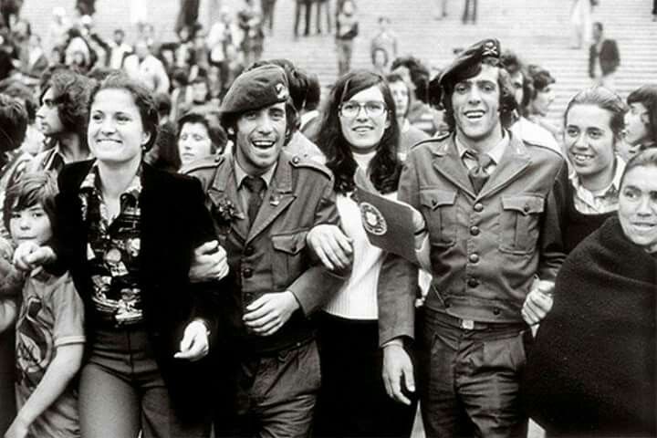 Pessoas com esperança no 25 de abril