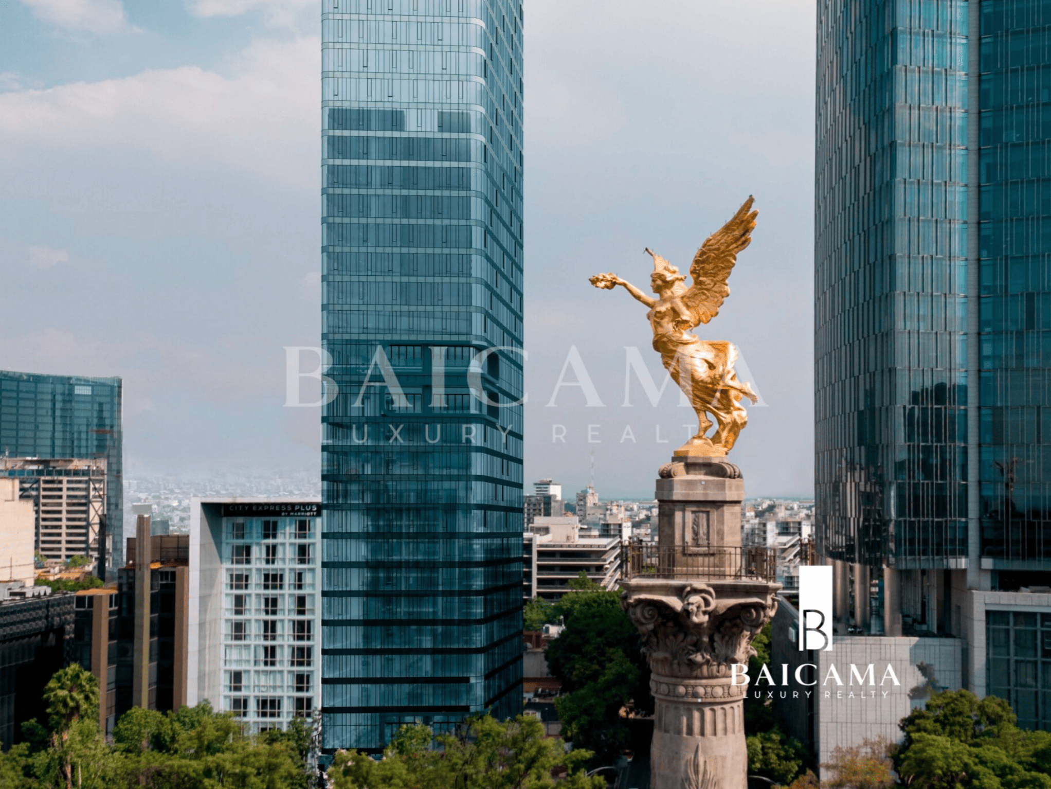 Vista cercana del Ángel de la Independencia con rascacielos contemporáneos de Paseo de la Reforma al fondo, símbolo de la exclusividad urbana y el estilo de vida de lujo en la Ciudad de México.