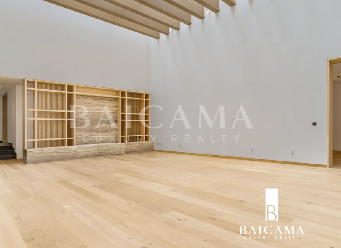 espacio de sala con muebles empotrados de madera, casa en Bosques de las Lomas.