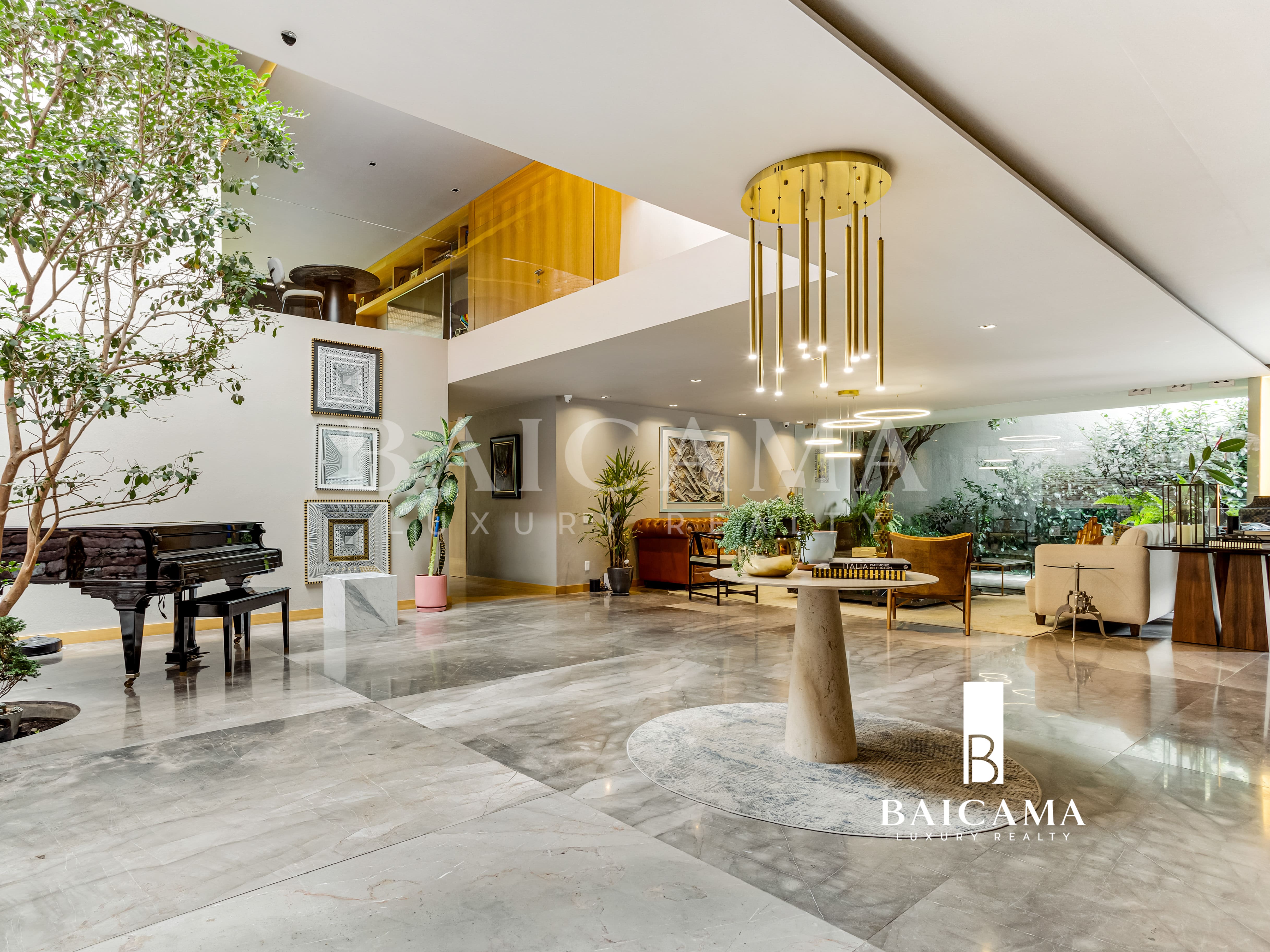 Casa en Jardines del Pedregal CDMX. Interior de residencia de lujo con diseño contemporáneo, doble altura, piso de mármol pulido, piano de cola, vegetación interior, mobiliario sofisticado y luminaria escultórica, en un espacio amplio y luminoso que integra arte, arquitectura y naturaleza.