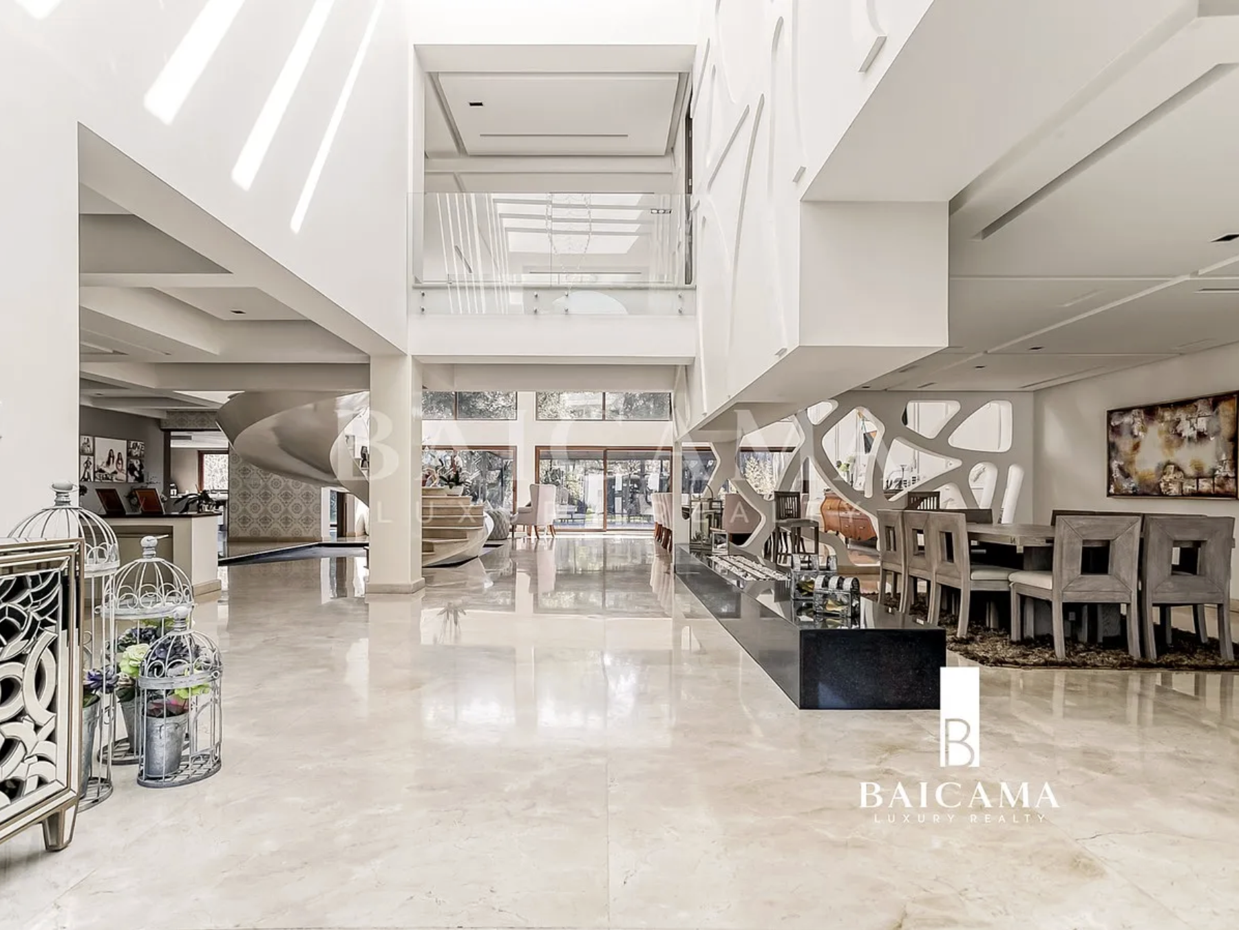 Casa en Jardines del Pedregal. Residencia contemporánea con doble altura, piso de mármol, comedor para varios invitados, diseño arquitectónico abierto y acceso visual al jardín.en Jardines del Pedregal.