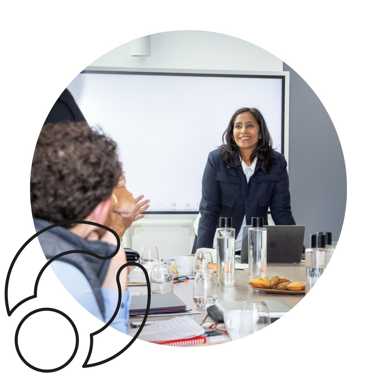 Bianca Clapot experte en réseau professionnel, donnant une conférence au sujet des Dynamiques D'Alliances à des dirigeants de comex codir et des chefs d'entreprises. Bianca Clapot pionnière dans le domaine du réseau professionnel, a créé les Dynamiques d'Alliances, une méthodologie permettant aux cadres dirigeants d'améliorer leur stratégie d'entreprise grâce à un réseau performant.