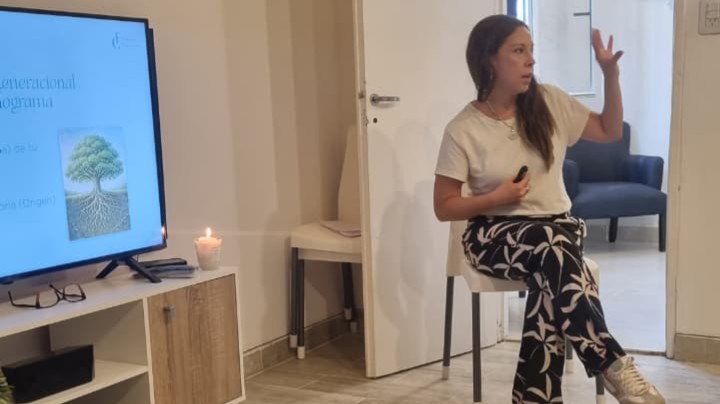 Fabiana guiando un ejercicio durante el Taller de Genosociograma, Comodoro Rivadavia, 2026