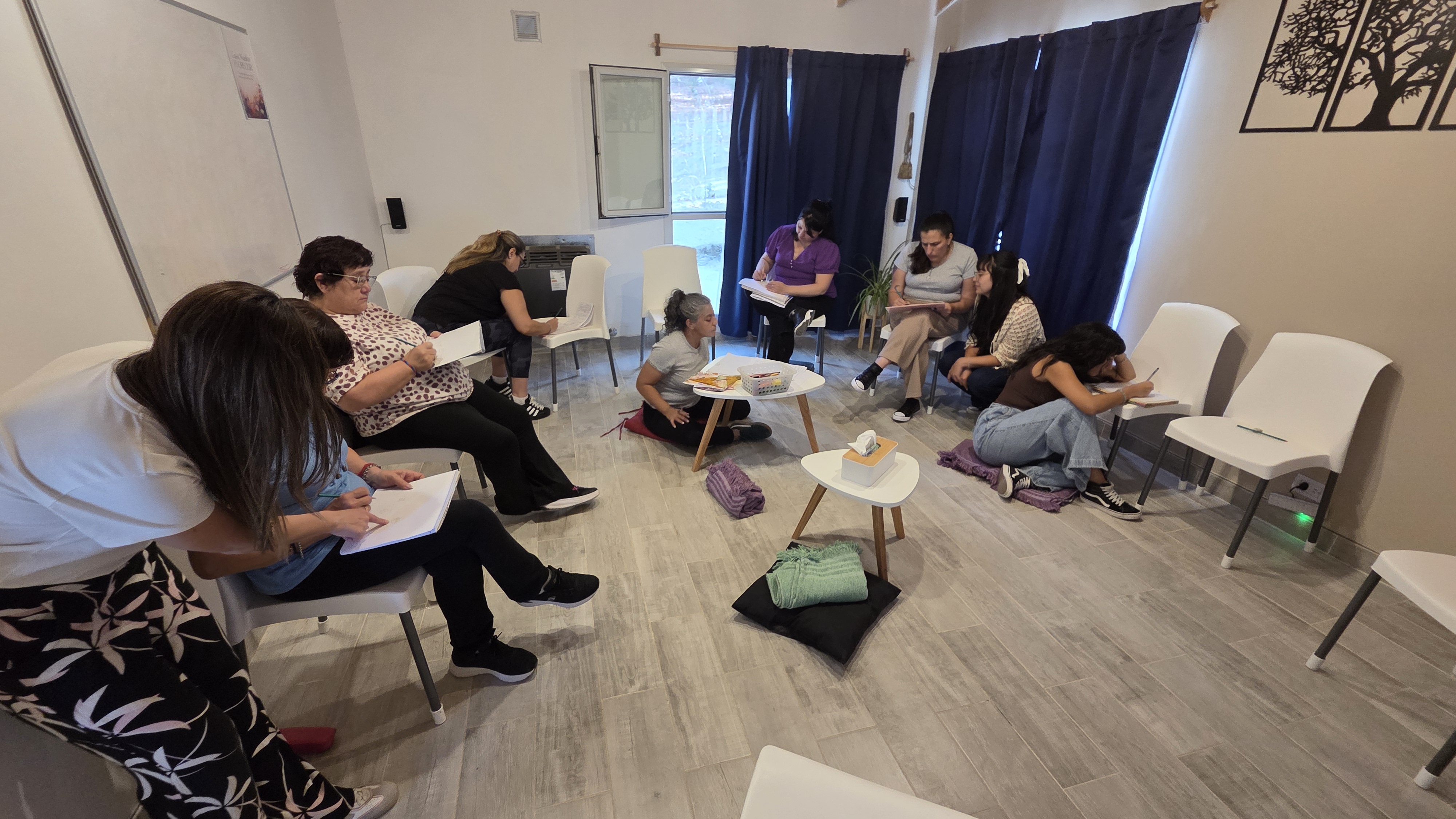 Grupo reunido en el Taller de Genosociograma de Florecer Consciente, Comodoro Rivadavia, 2026