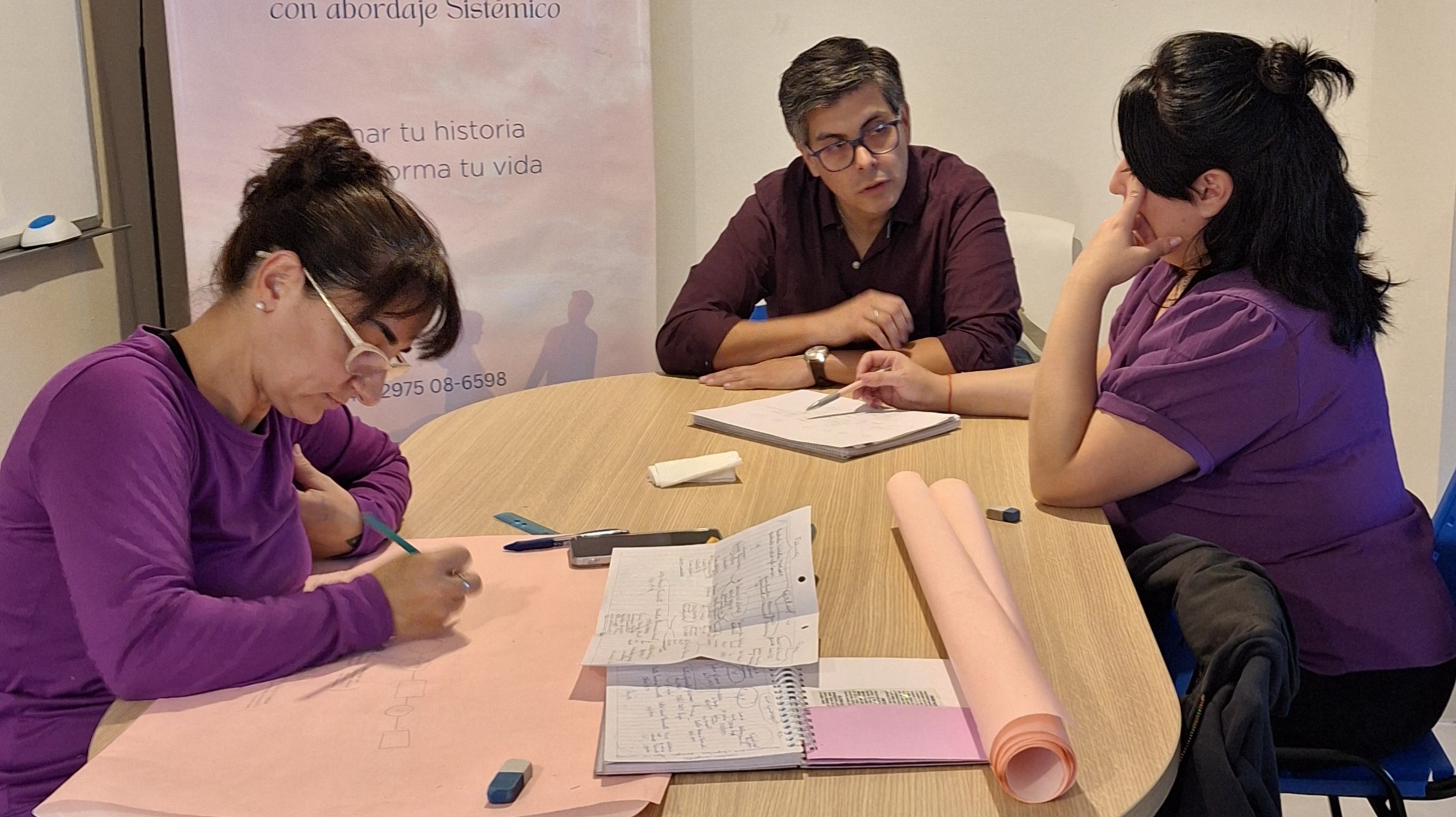 Participantes trabajando su genosociograma en un taller presencial de Florecer Consciente, Comodoro Rivadavia, 2026