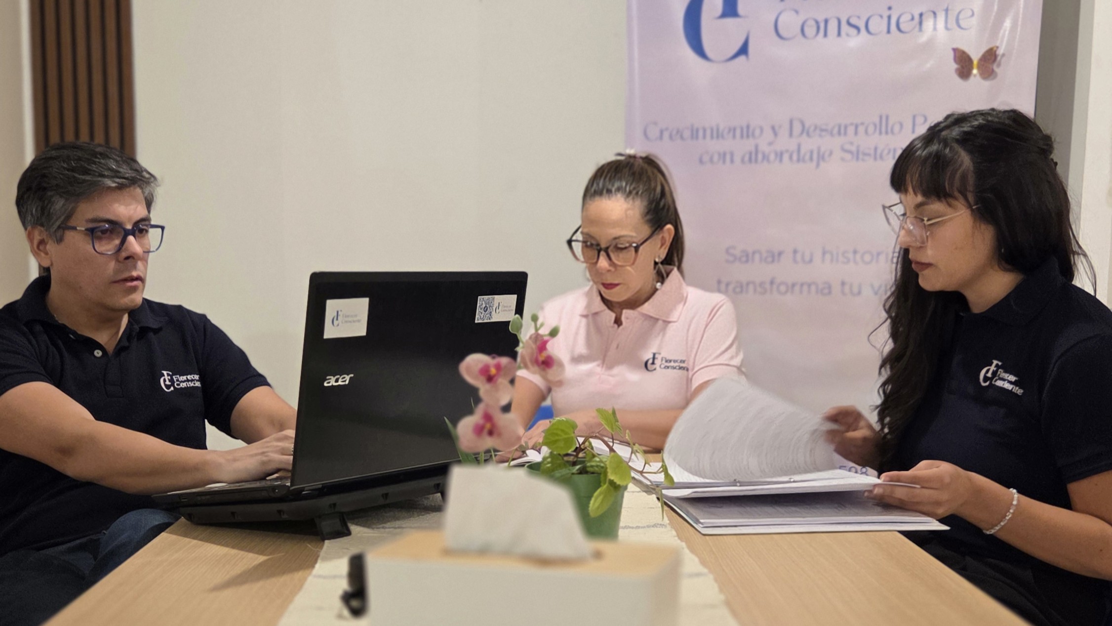 Equipo de Florecer Consciente en reunión de trabajo, Comodoro Rivadavia, 2026