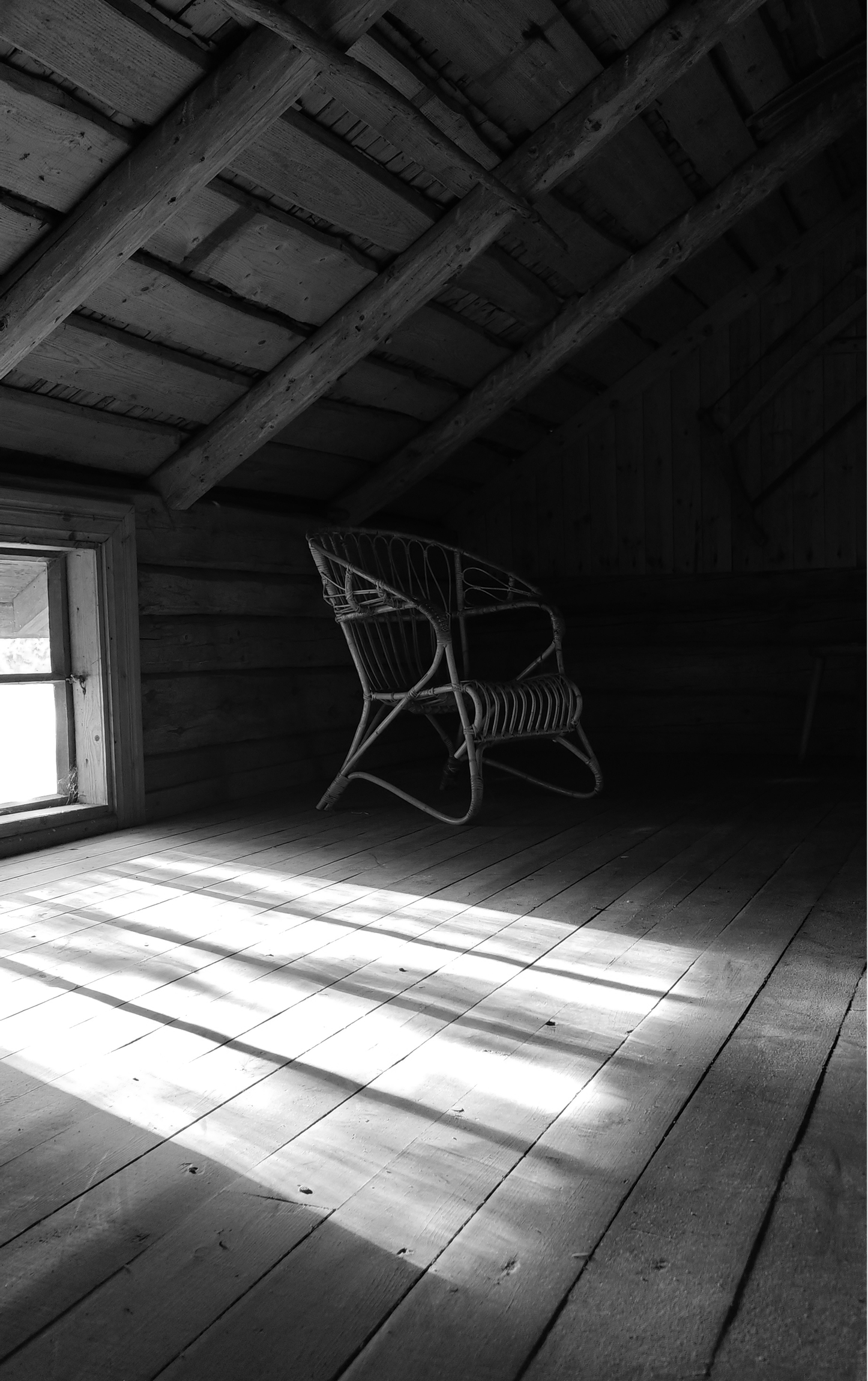 Valonsäteet vanhalla lankkulattialla