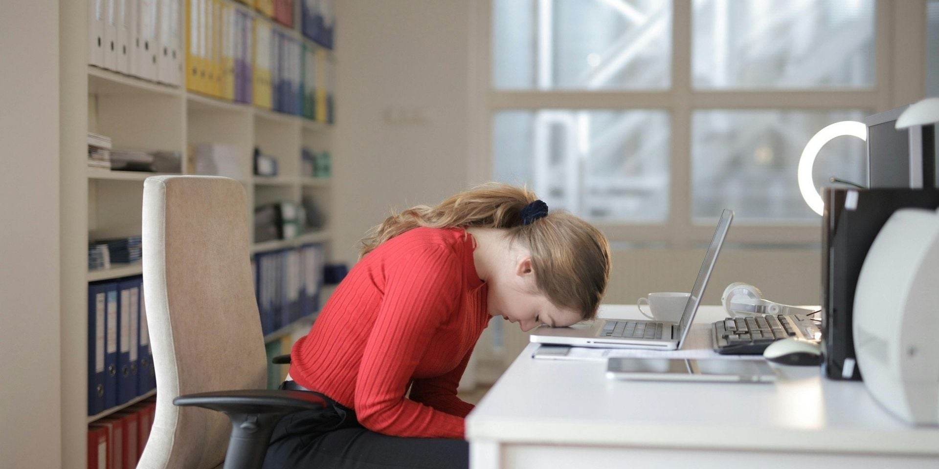 Dlaczego twój mózg „wywala błąd” po 30 minutach rozmowy po angielsku?