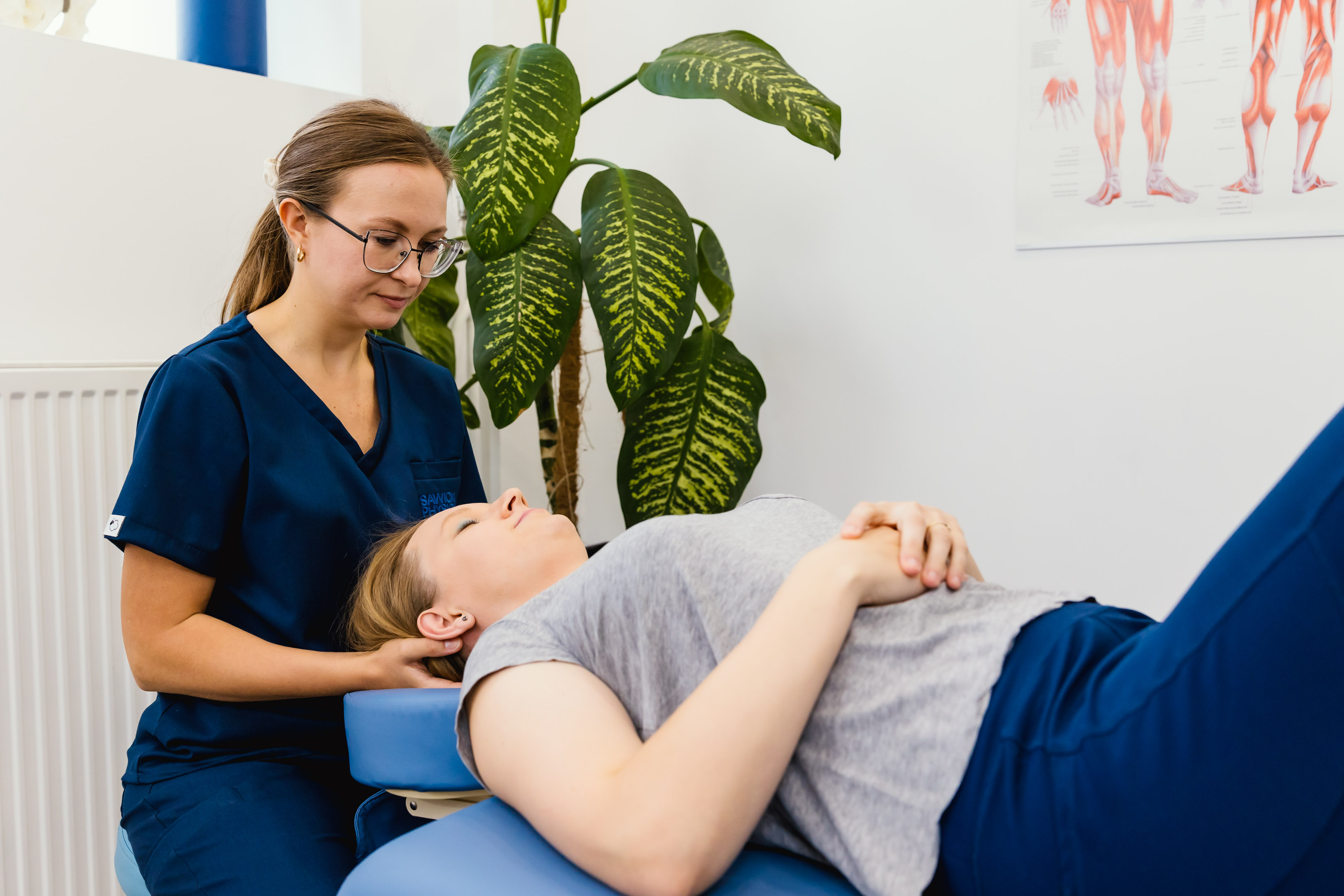 Fizjoterapeutka pracująca nad odcinkiem szyjnym pacjentki w gabinecie Physioner.