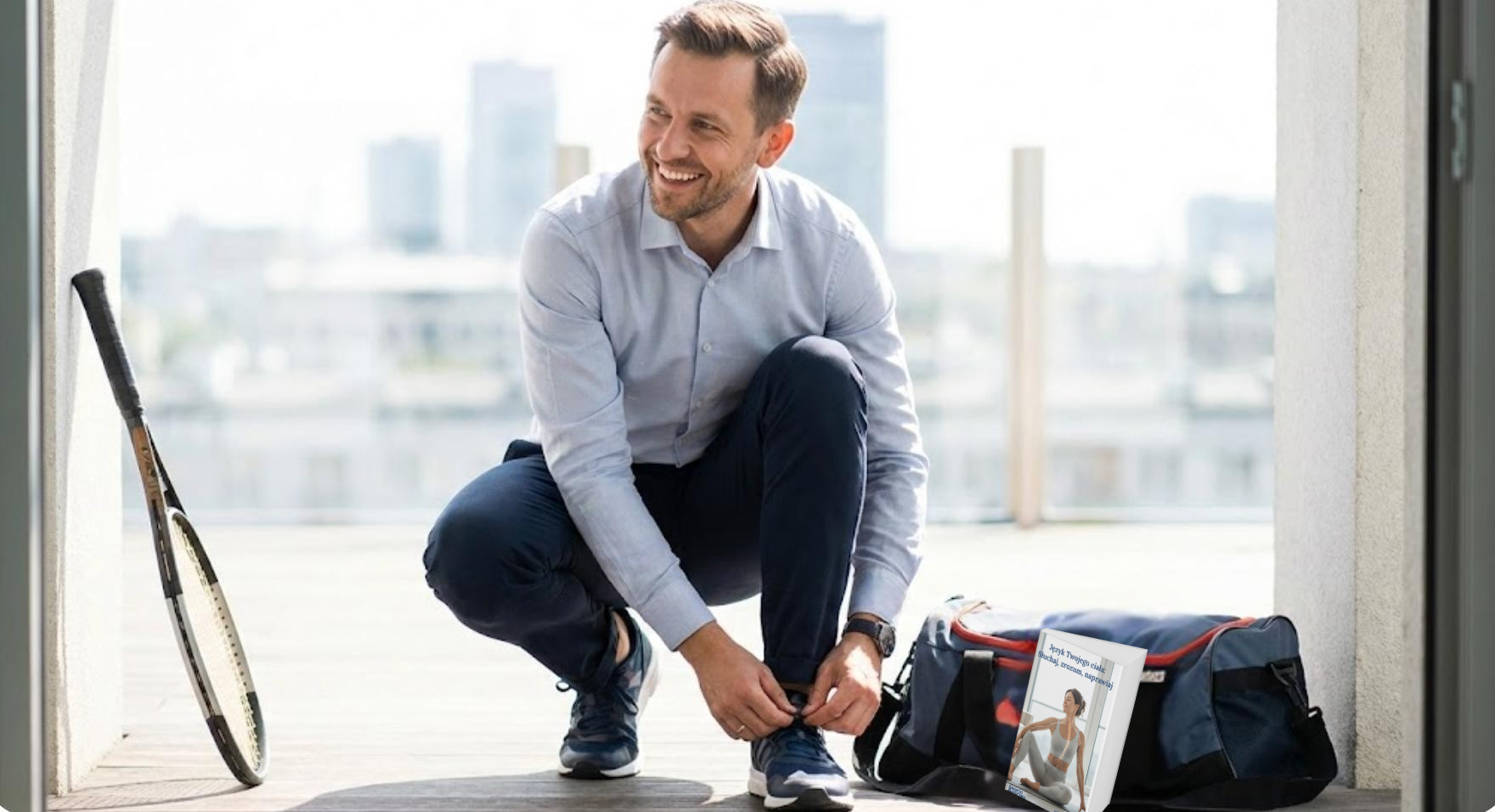 Uśmiechnięty mężczyzna wiąże buta i cieszy się z aktywności fizycznej.