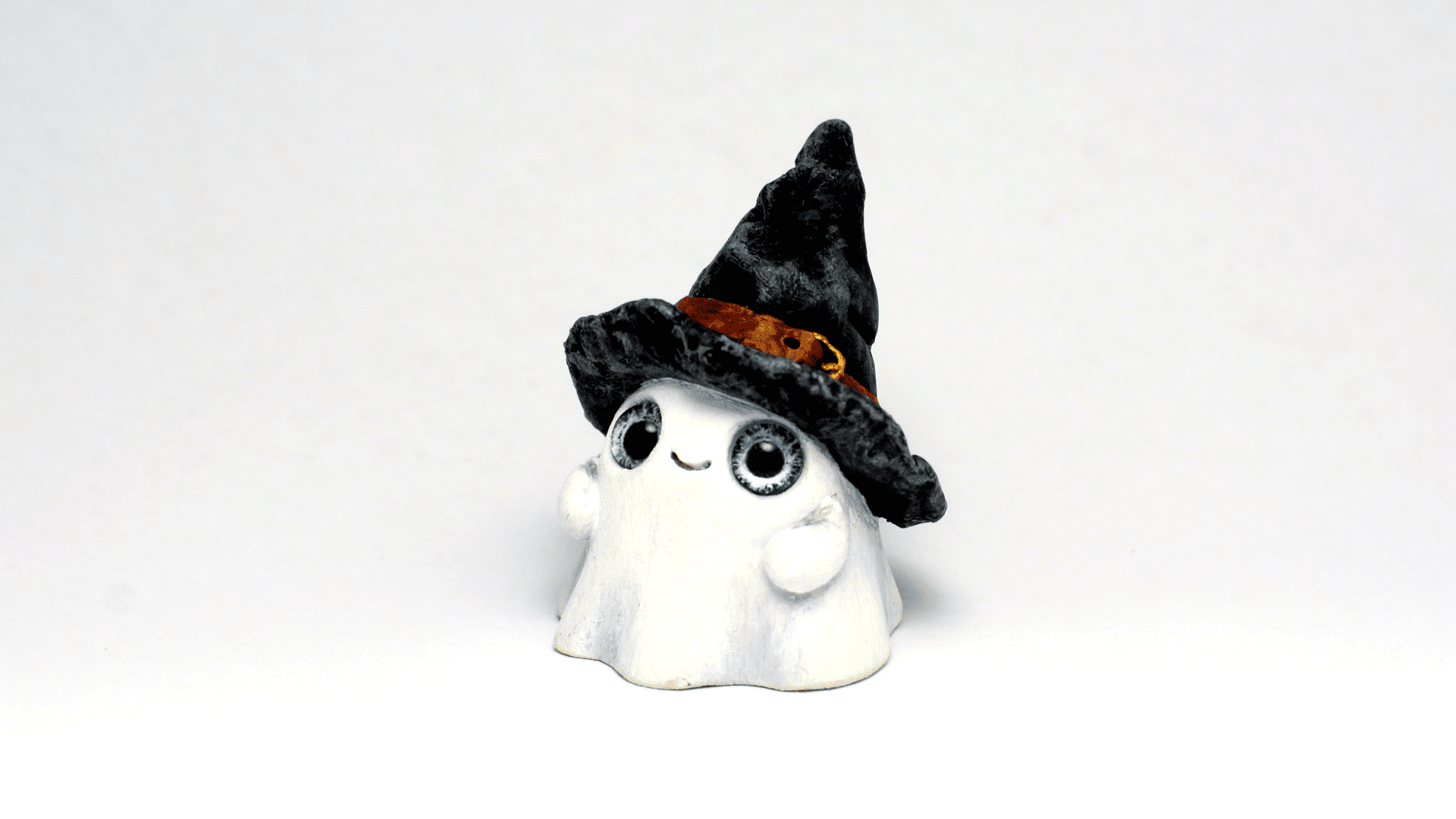 Figurine of a ghost in a witch's hat
