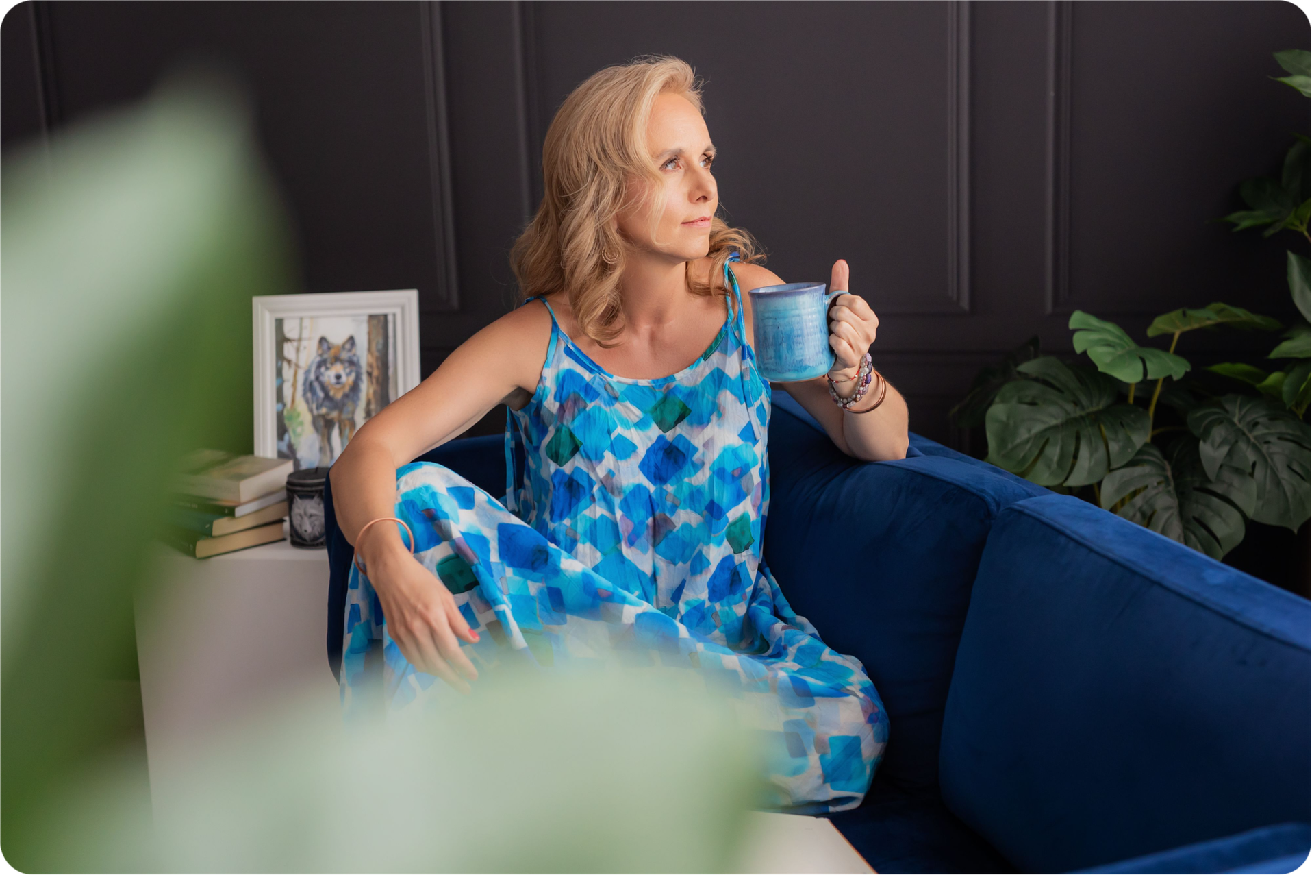 Asia Elżbieta Charkiewicz – w naturalnym, spokojnym otoczeniu, zaprasza kobiety do zatrzymania się i dokonania świadomego wyboru siebie