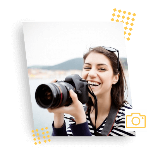 Fotografijos kursai mergina su fotoparatu šypsosi