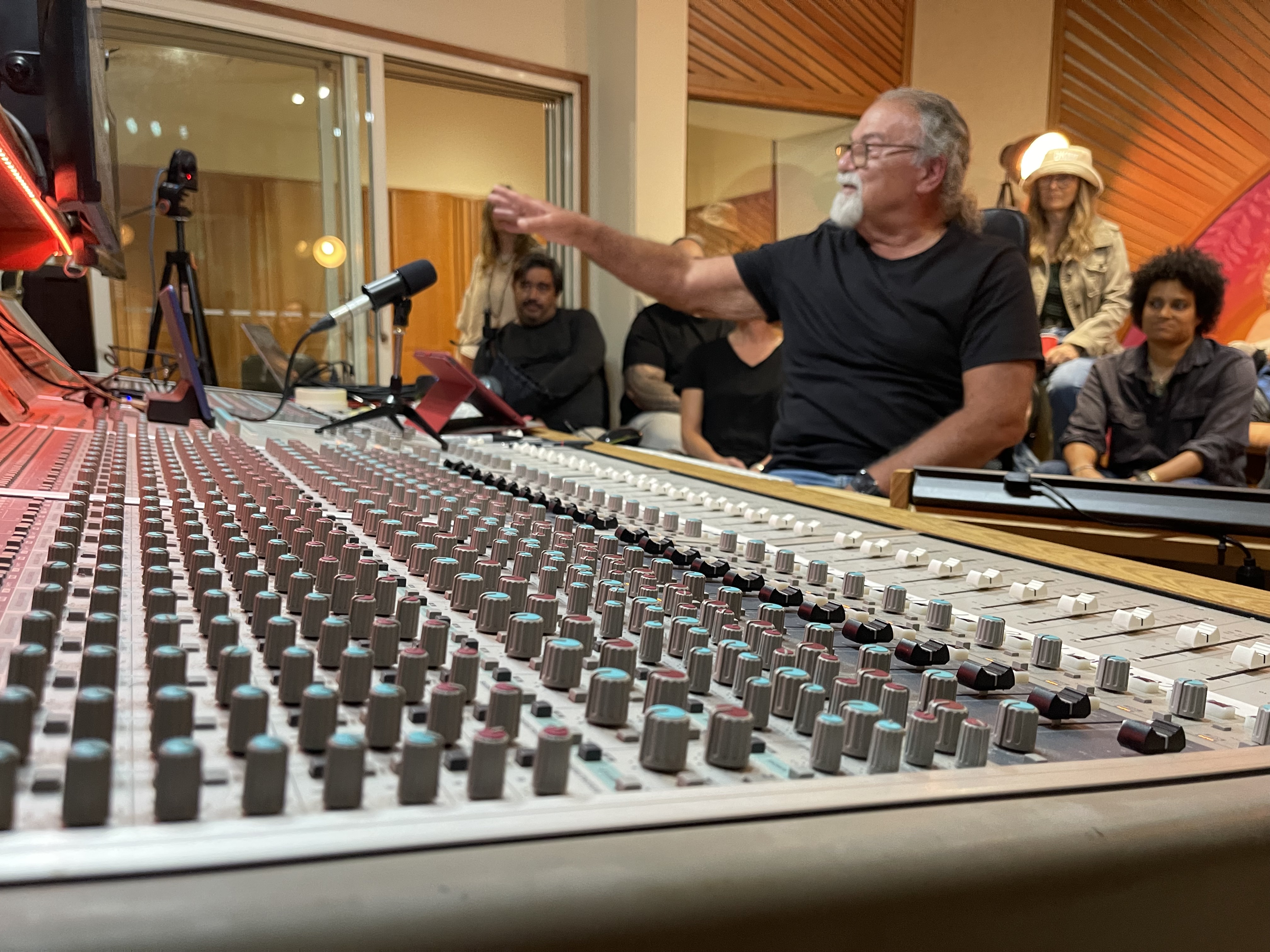 Senior producer Jim Bonnefond sharing his knowledge at Mix Artist Studio