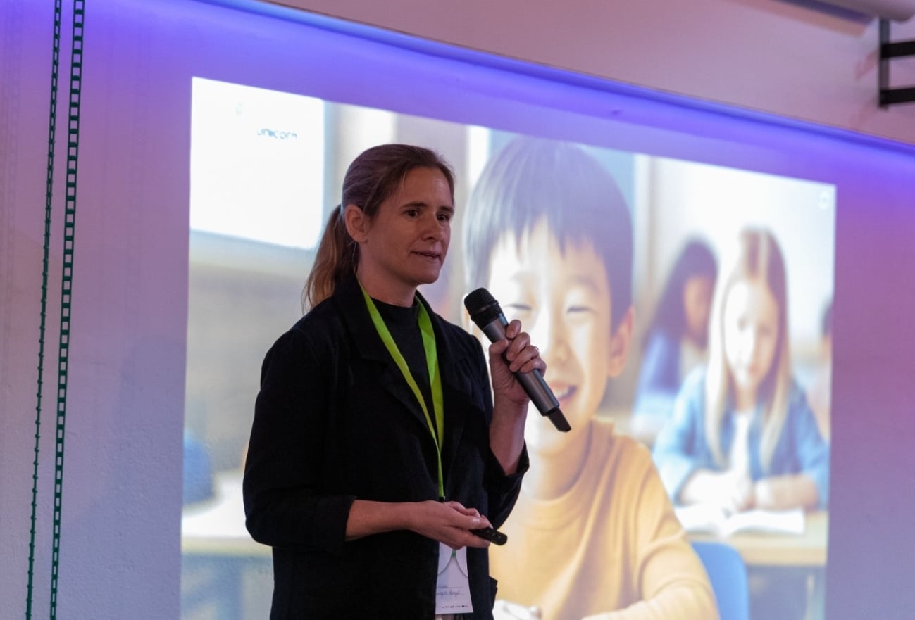 Inês Múrias speaking to an audience at an event