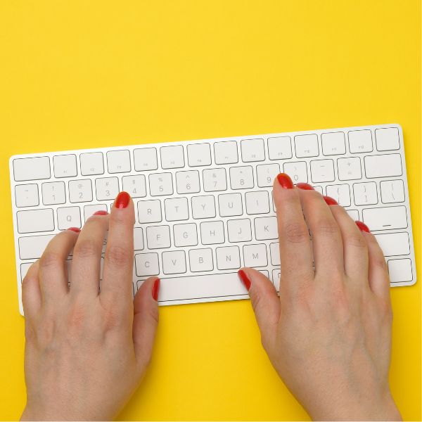 Manos de mujer en un teclado