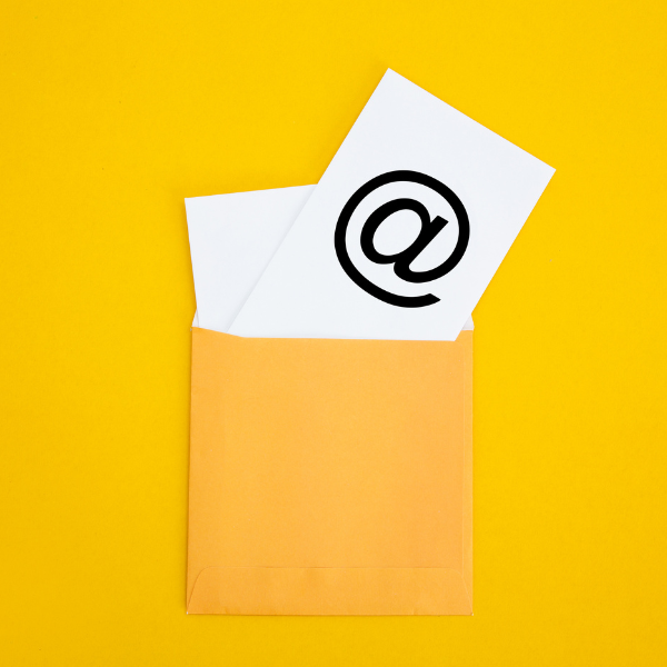 Sobre con folio impreso con una arroba