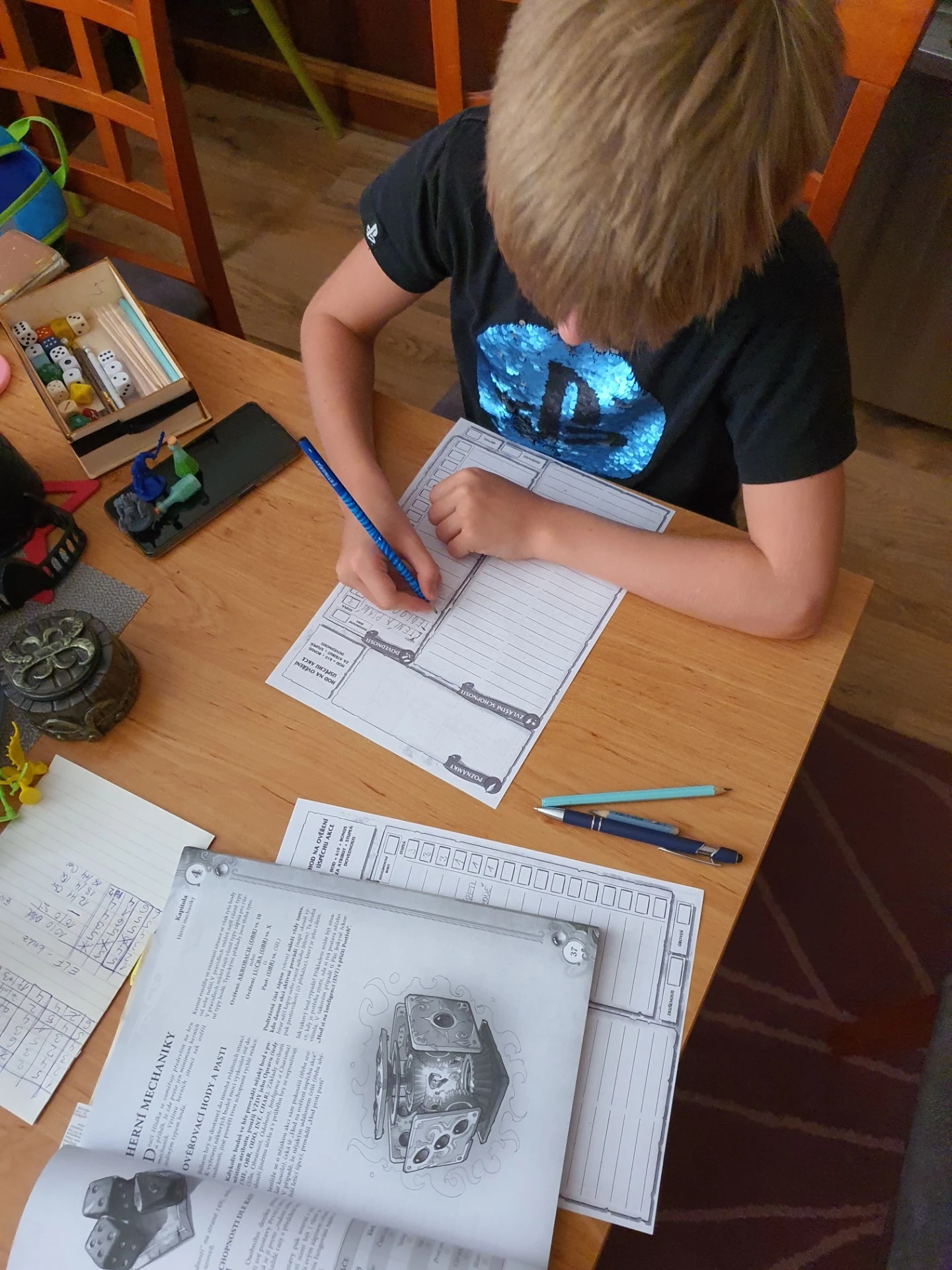 Dítě hraje Dračí Hlídku