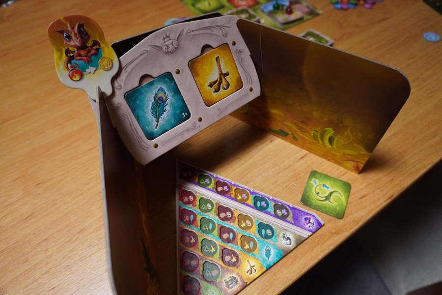 herní komponenty a kotlík v deskové hře Malí alchymisté