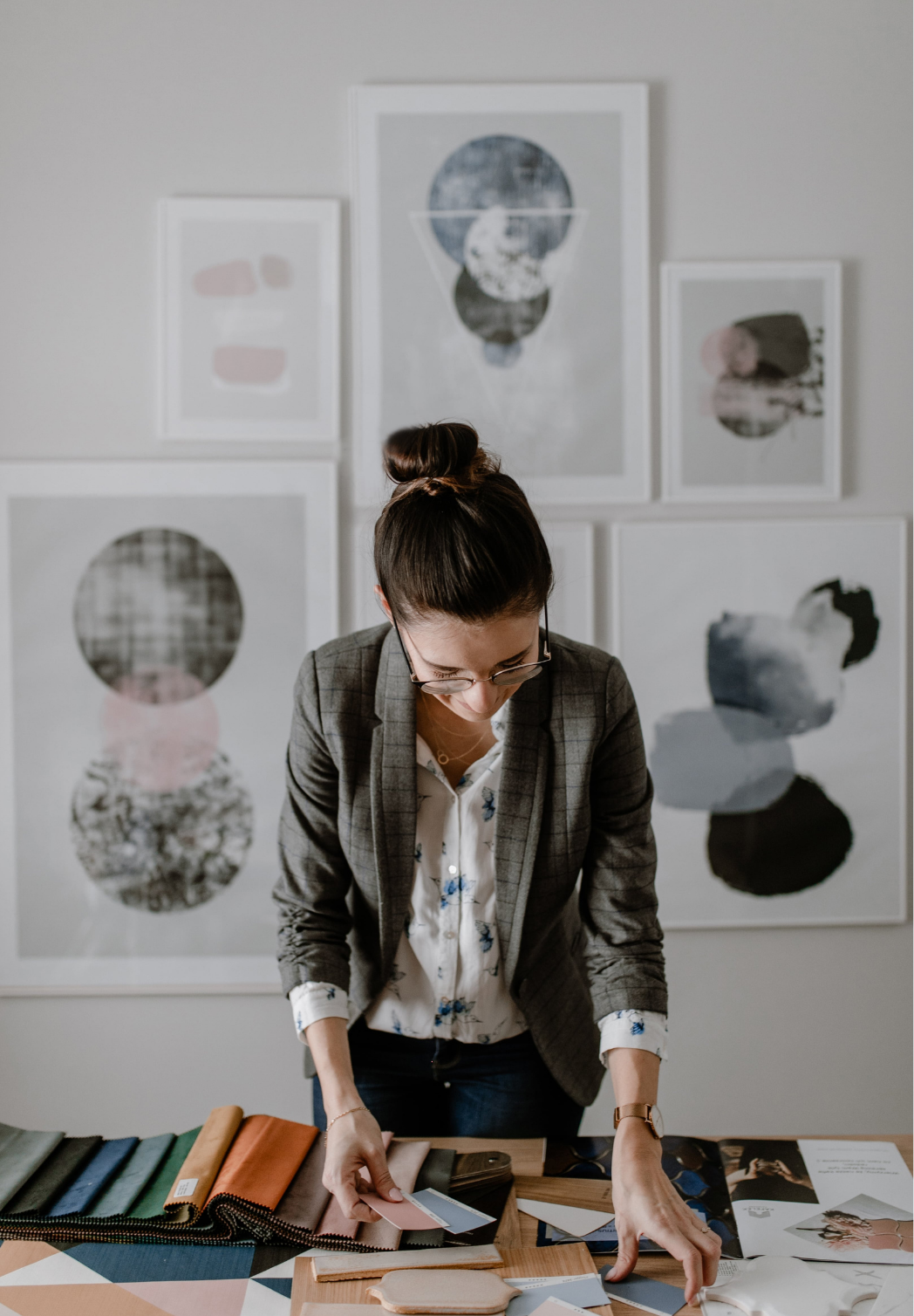 alt="iza gemzała dobierająca elementy wnętrza"