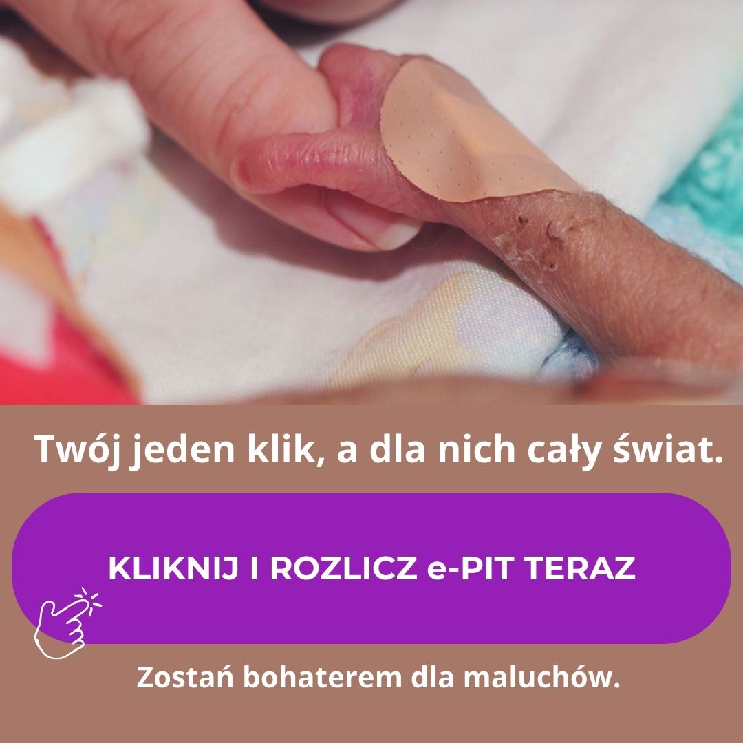 Zbliżenie na dłoń niemowlęcia trzymającą palec dorosłej osoby. Poniżej znajduje się fioletowy przycisk z napisem „KLIKNIJ I ROZLICZ e-PIT TERAZ” oraz hasło „Twój jeden klik, a dla nich cały świat”