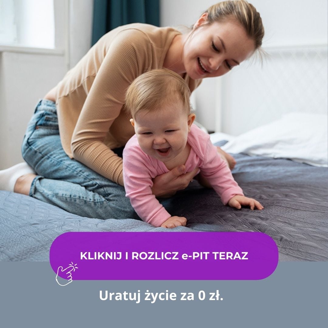 Uśmiechnięte niemowlę na łóżku, wspierane przez uśmiechniętą kobietę. W dolnej części grafiki umieszczono fioletowy przycisk „KLIKNIJ I ROZLICZ e-PIT TERAZ” oraz hasło „Uratuj życie za 0 zł”