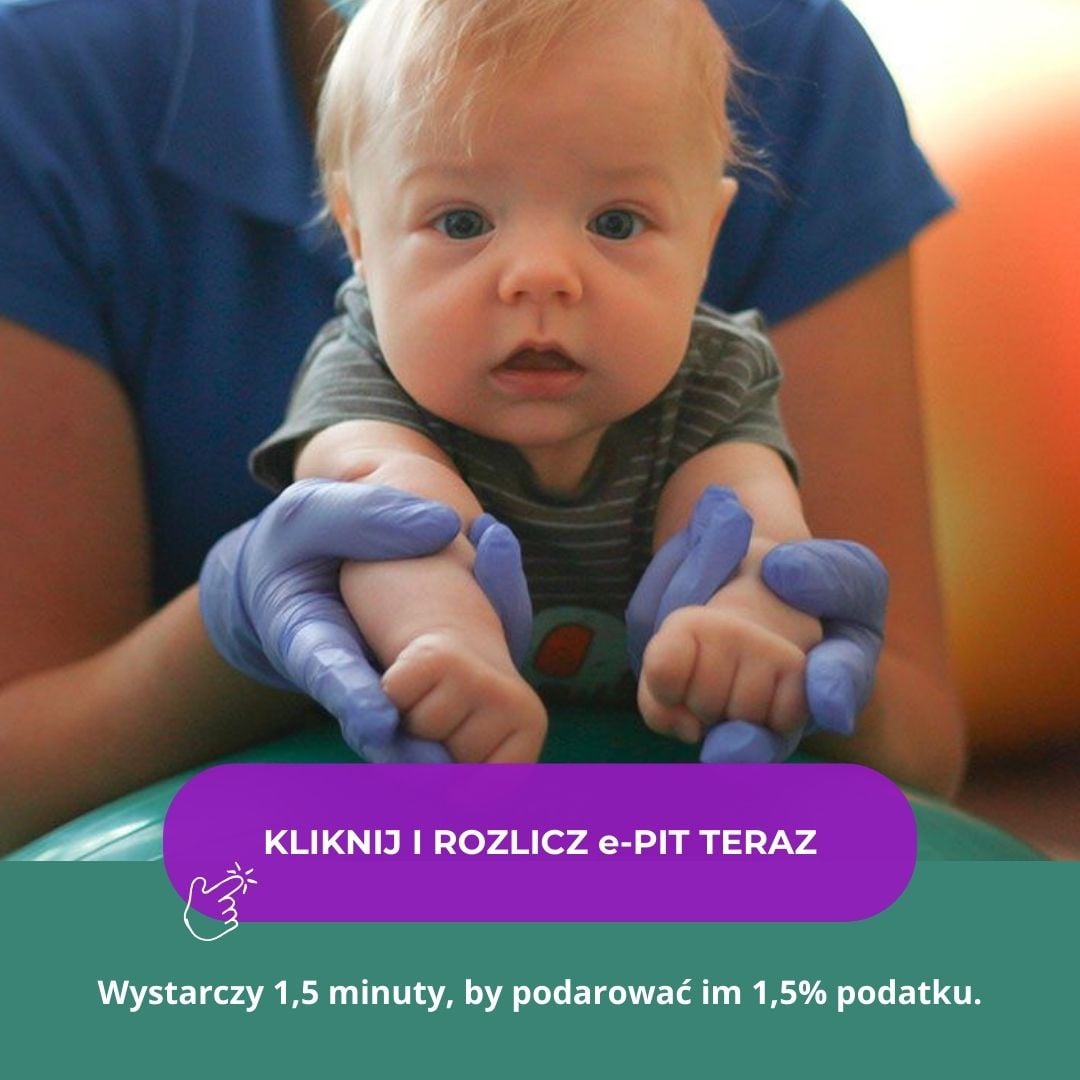 Niemowlę podczas ćwiczeń na piłce rehabilitacyjnej, podtrzymywane za ręce przez osobę w niebieskich rękawiczkach ochronnych. Na dole widoczny fioletowy przycisk akcji oraz tekst „Wystarczy 1,5 minuty, by podarować im 1,5% podatku”