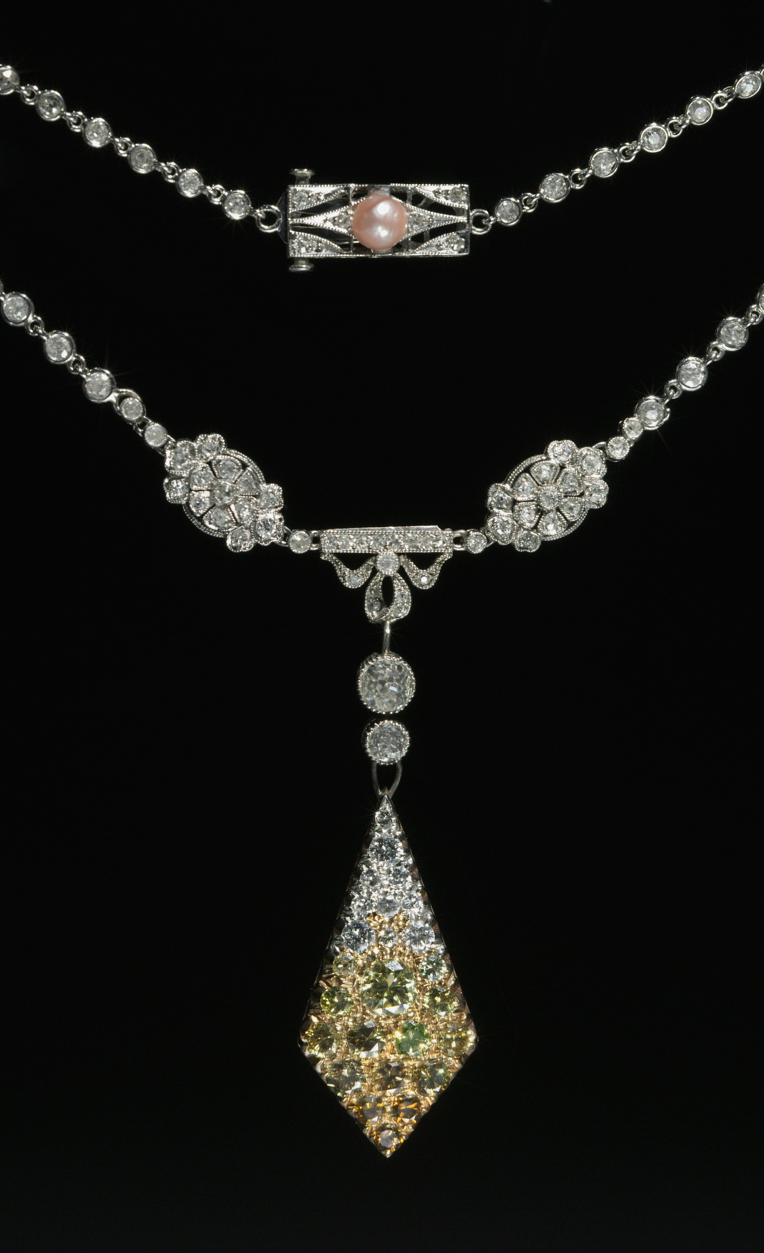 Art Deco platinum and diamond necklace with kite-shaped pendant in yellow and white diamonds, circa 1920s
