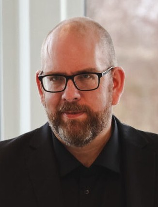 Mark Sinclair Fleeton is a journalist, author and editor-in-chief of AI Portalen and co-founder of FutureAble. He works with artificial intelligence, technology and society with a particular focus on, among other things, the labor market, democracy, digital sovereignty, regulation and AI skills. He also teaches and gives lectures on AI and society.