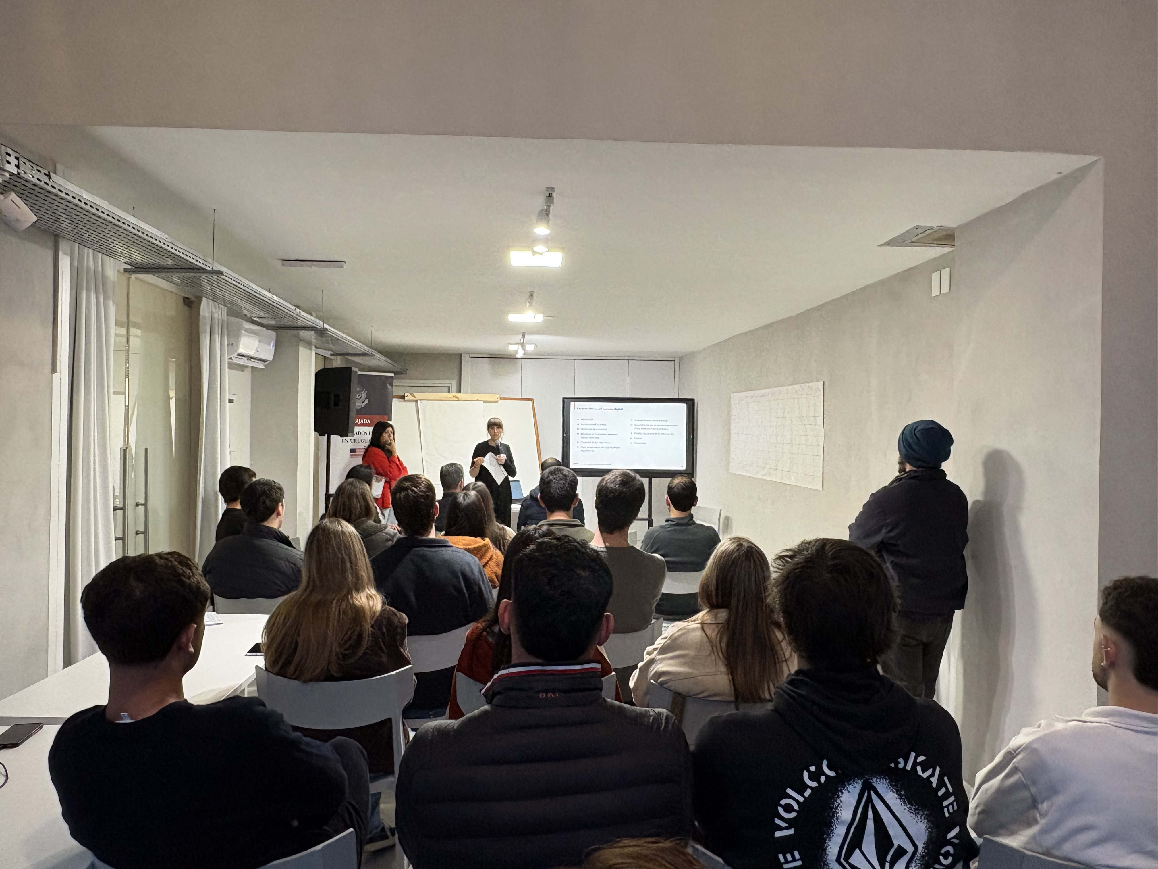 Navegando el Caos Digital: Lecciones del Taller de Alfabetización Mediática en Canelones