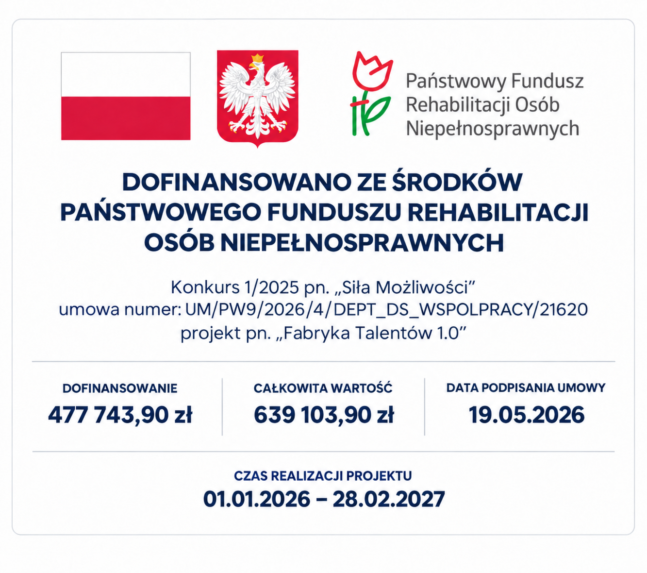 Dziewczyna na wózku pracuje na laptopie