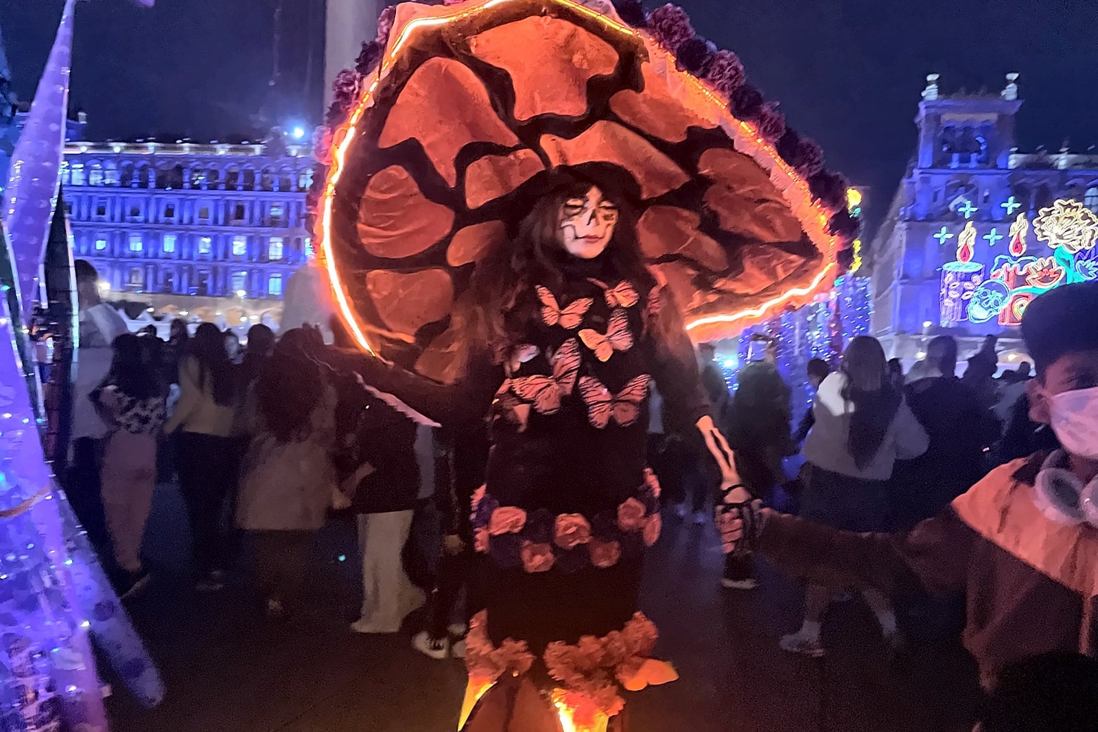 A catrina nasceu como caricatura política em 1910 e tornou-se a imagem da celebração.