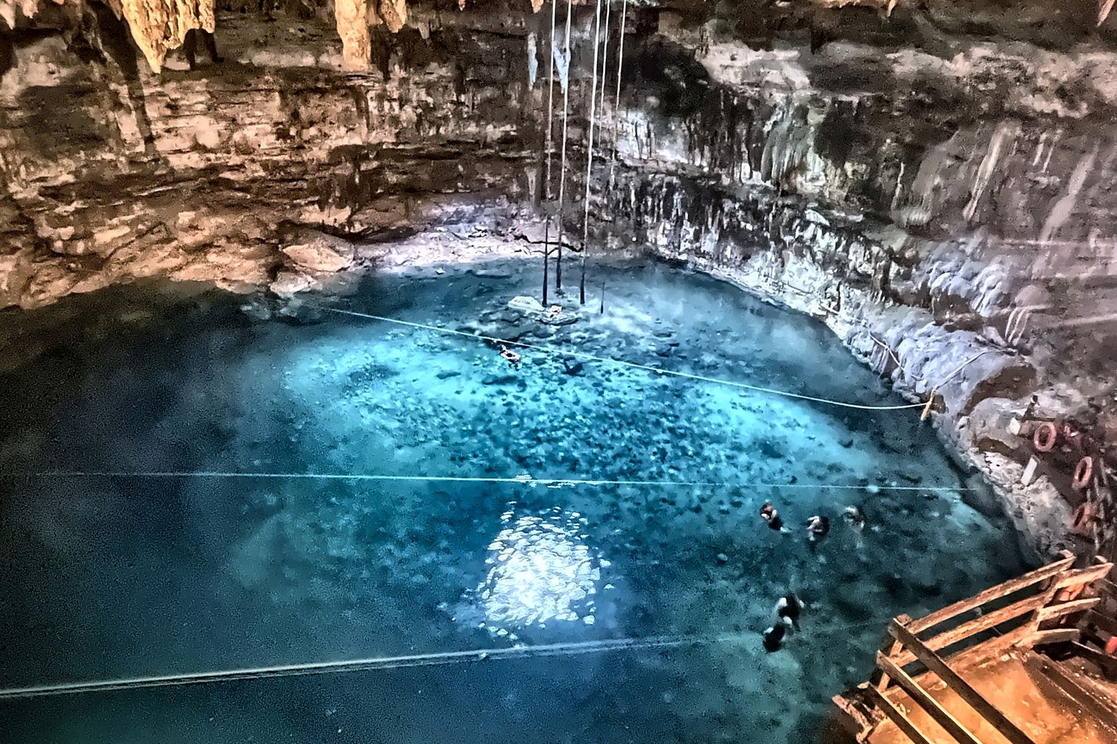 Um cenote: poço natural de água doce na rocha calcária, que os maias viam como entrada para o mundo dos mortos.