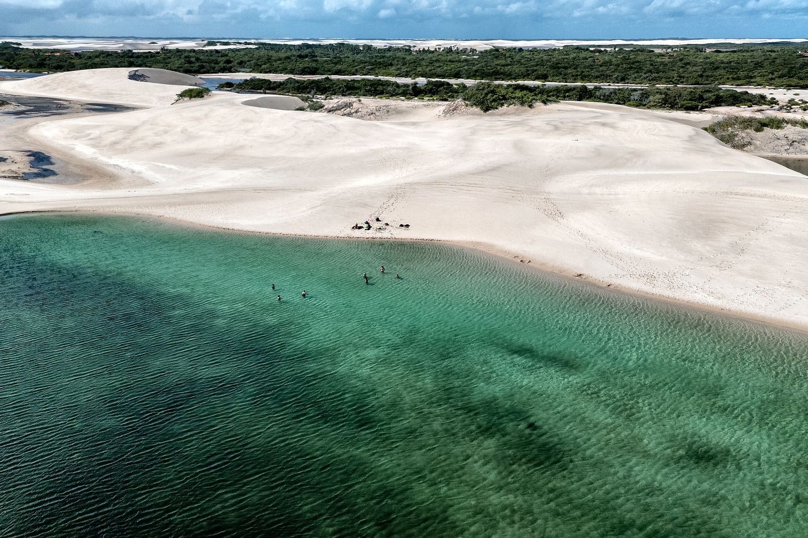 Uma lagoa entre as dunas, vista de cima.