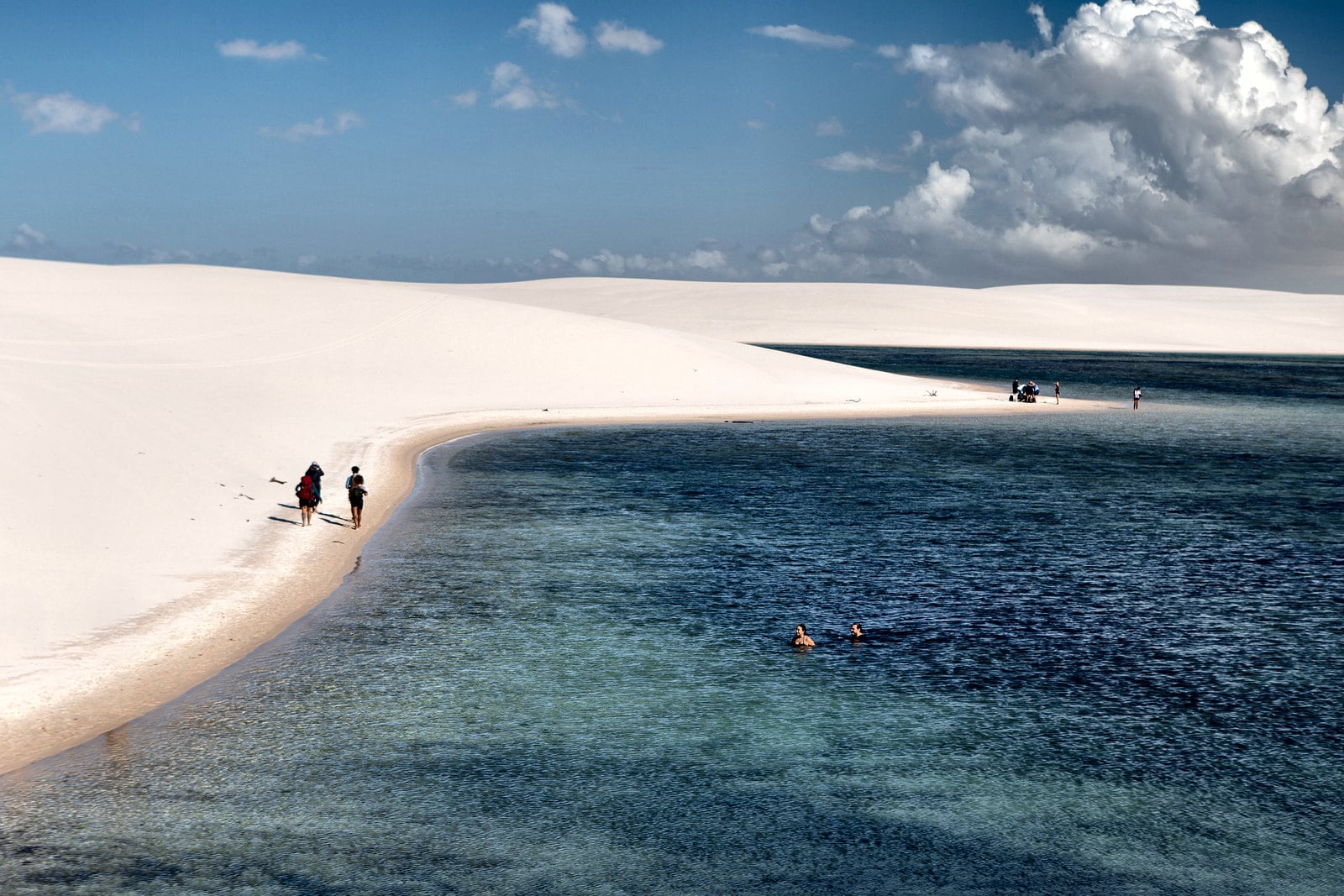 Uma lagoa de água doce no meio das dunas.