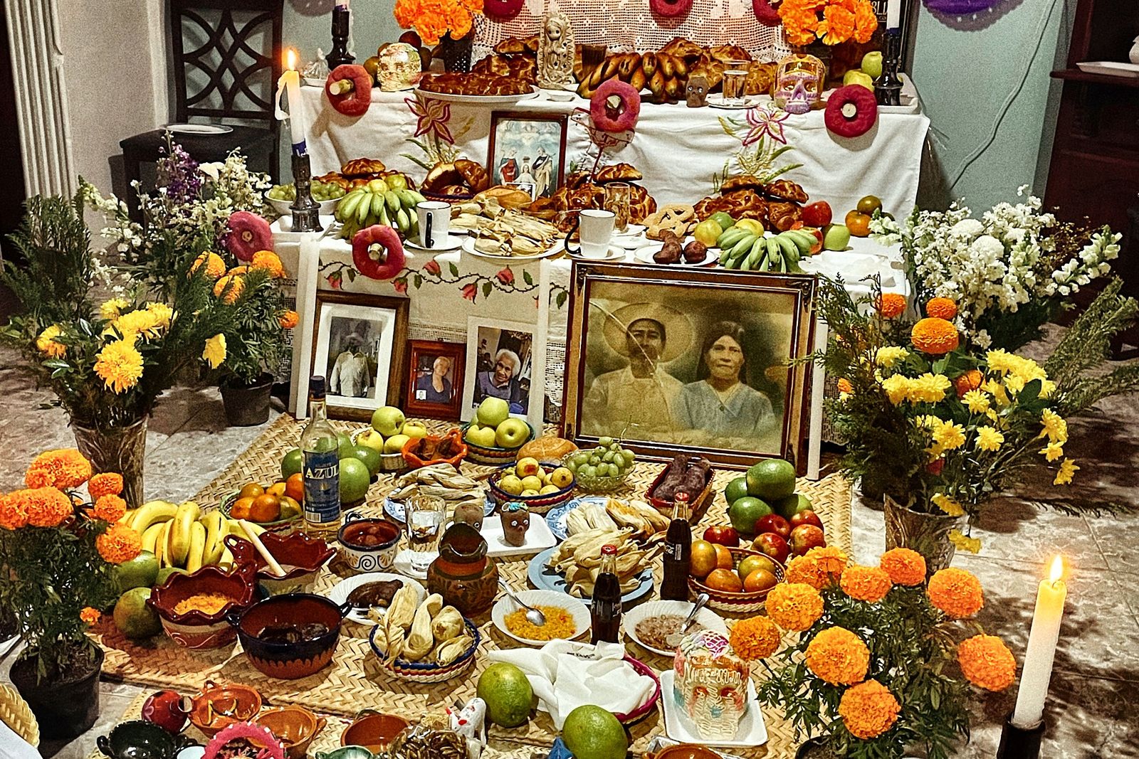 Uma ofrenda leva a fotografia de quem partiu, a comida de que gostava e as flores cujo cheiro serve de sinal para o caminho.