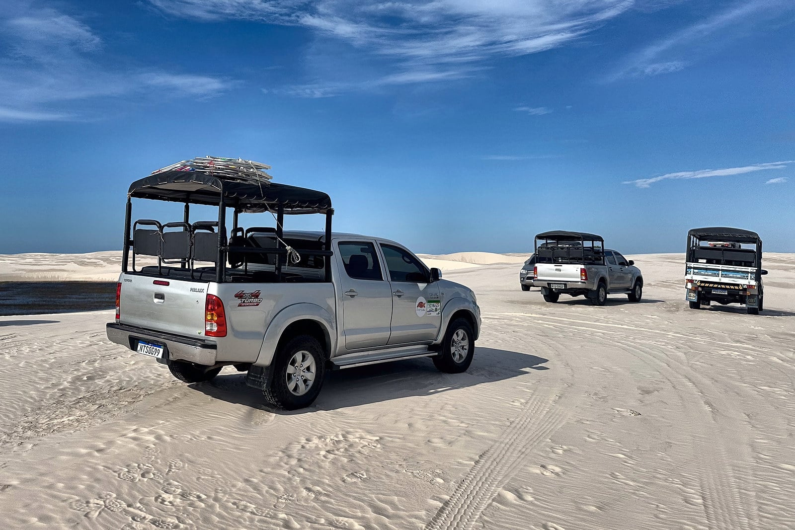 As carrinhas 4x4 que levam os viajantes pela areia até ao início da travessia.