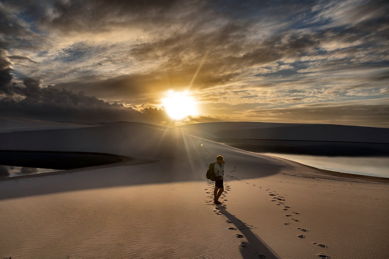 O pôr do sol nas dunas, ao fim de um dia de caminhada.