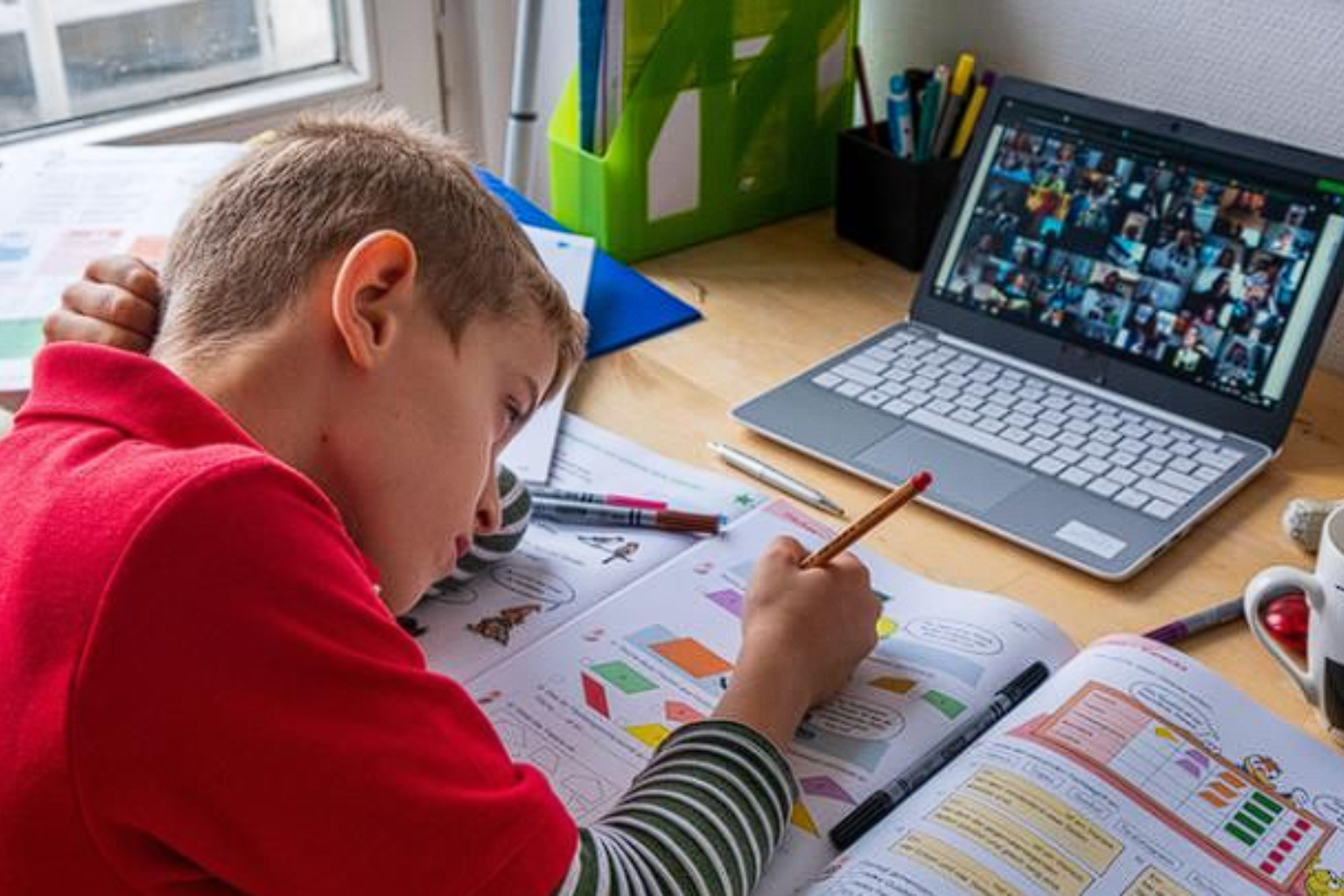 Kako otroku, ki se šola na daljavo, zagotoviti kakovostno šolanje?