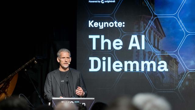DKGcon 2025 keynote speaker presenting The AI Dilemma