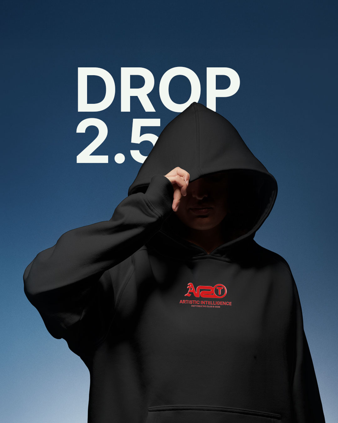 Person in schwarzem Hoodie mit tief gezogener Kapuze vor blauem Abendhimmel. Auf der Brust ein roter Druck: ARTISTIC INTELLIGENCE, 24/7 CREATIVE CLUB © 2026.