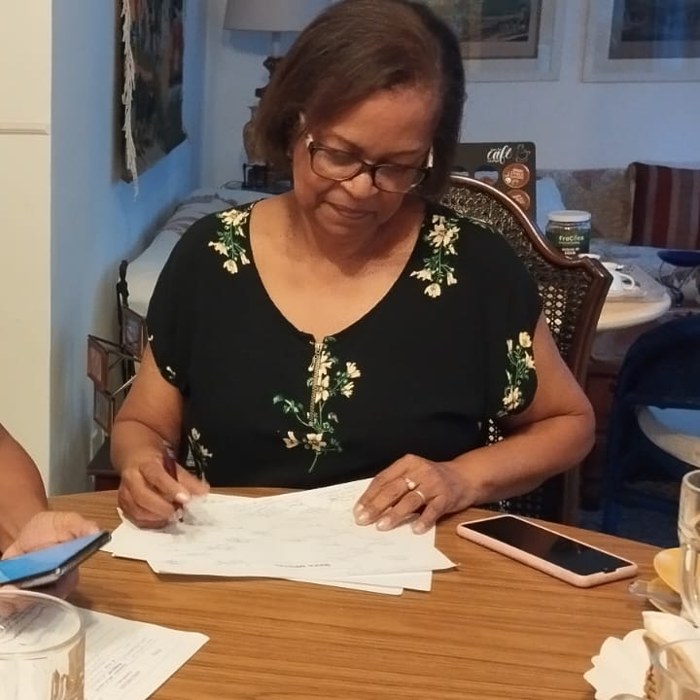 A Ester trabalhando no livro dela