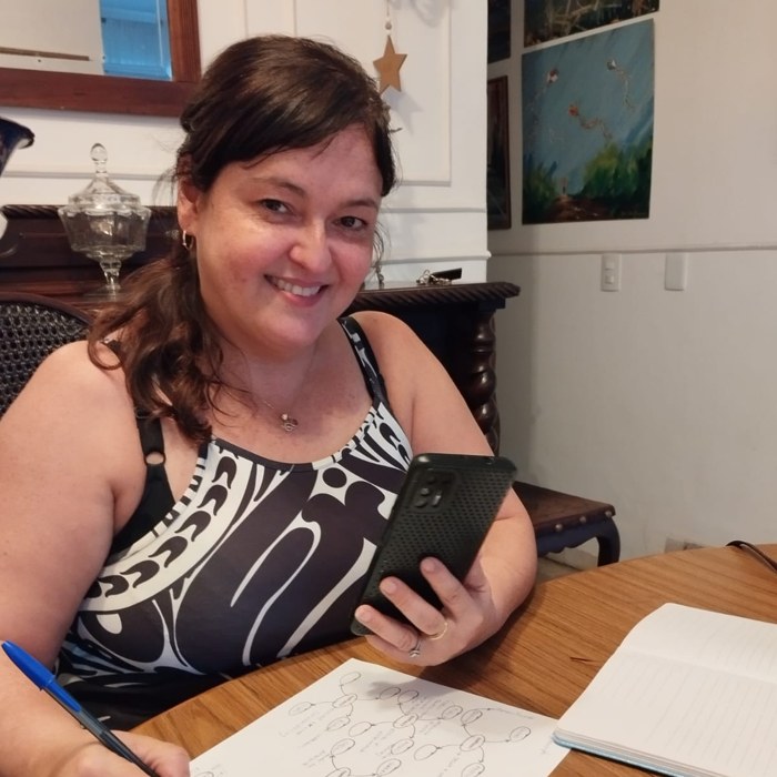 A Geisa com o caderno de anotações
