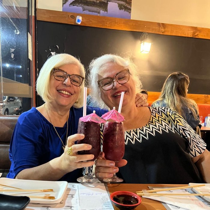 Patricia com a Cida, a primeira aluna